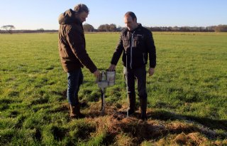 Boeren+bij+Zeijen+houden+met+sensoren+voeten+droog