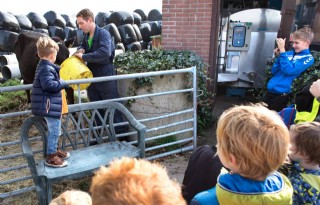 BSO%2Dkinderen+in+de+rij+voor+melkkoe