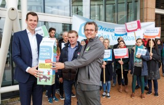 Milieudefensie+deelt+bij+Ahold+duurzame+melk+uit