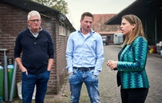 Minister+bezoekt+pluimveebedrijf+Renswoude