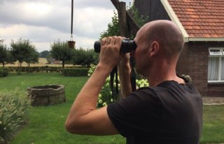 Boer+houdt+met+verrekijker+ongenode+gast+in+de+gaten