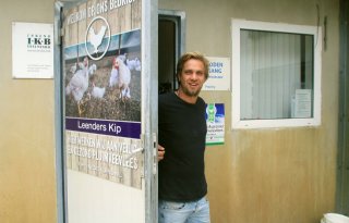 Derdegeneratieboer+zoekt+nieuwe+weg+met+Oranjehoen