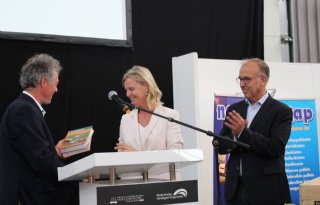 Presentatie+vuistdik+handboek+voor+aardappelen+op+demodag