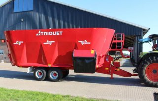 Solomix+3+voermengwagen+bedient+groter+veebedrijf
