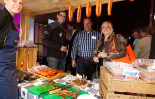 Aldi+zet+boer+met+streekproduct+op+voetstuk