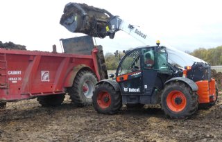 Bobcat+sterker+in+landbouw+met+verreiker