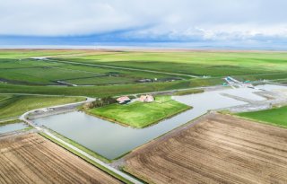 Rechter+stelt+Wetterskip+in+gelijk+over+kaden+gemaal+Vijfhuizen