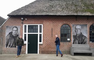 Metersgrote+portretten+lokken+burger+naar+boerenerf
