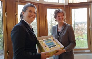 LTO+Noord+trakteert+Groningse+gedeputeerde+op+taart