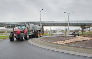 Landbouwverkeer+mag+nu+op+randwegen+Nieuw%2DVennep