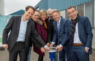 Paprikateler+verwarmt+kas+met+afvalhout